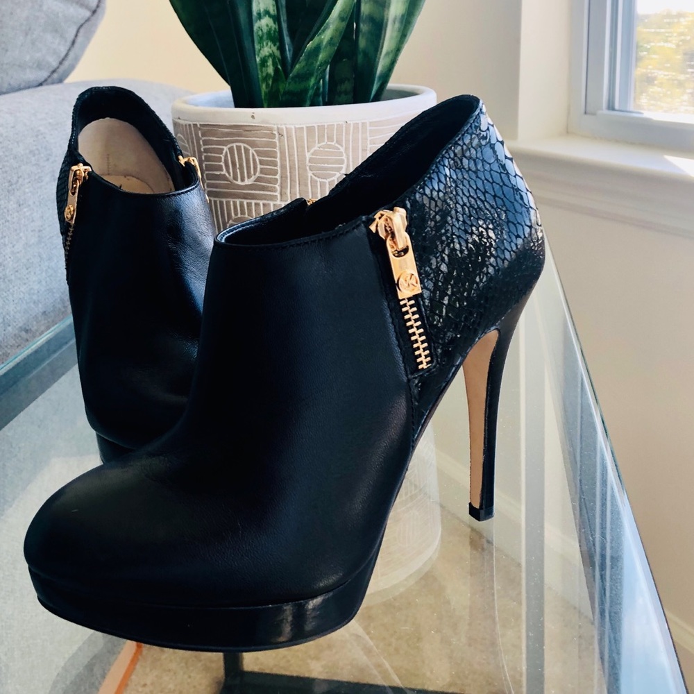 Micheal Kors Black Leather Patent Bootie Size 5.5M